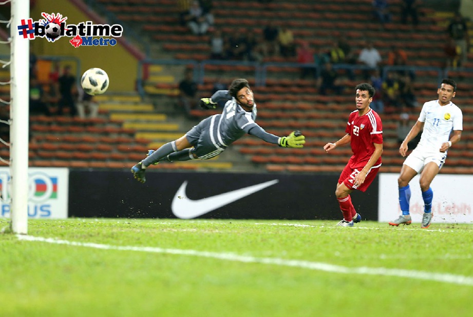 SAFAWI (kanan) menjaringkan gol ketika menentang UAE pada perlawanan persahabatan di Stadium Shah Alam. -Foto EIZAIRI SHAMSUDIN