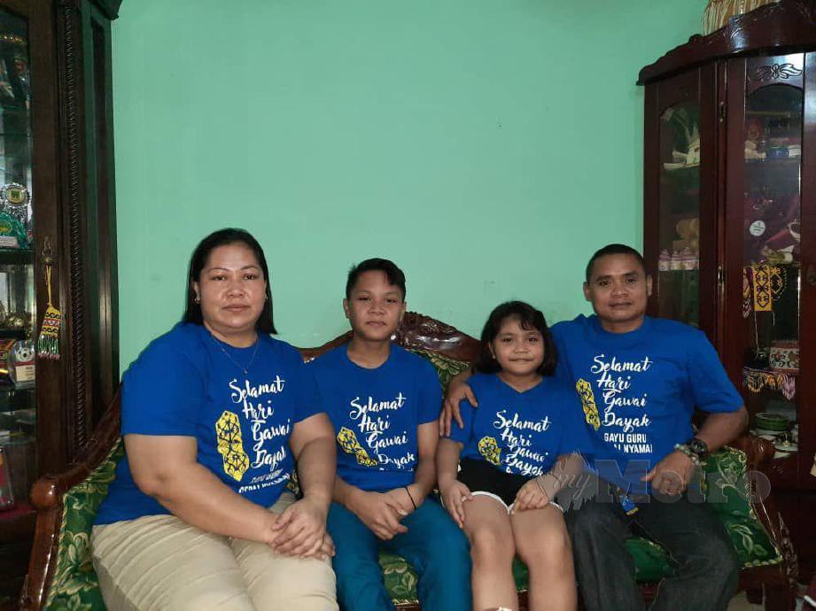 Sapok Biki (kanan) bersama keluarganya.