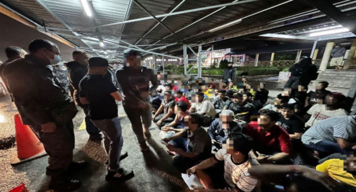 ANTARA warga asing yang diperiksa dalam serbuan Op Sapu di Pasar Borong Selangor, Seri Kembangan, kelmarin. FOTO Ihsan JIM.