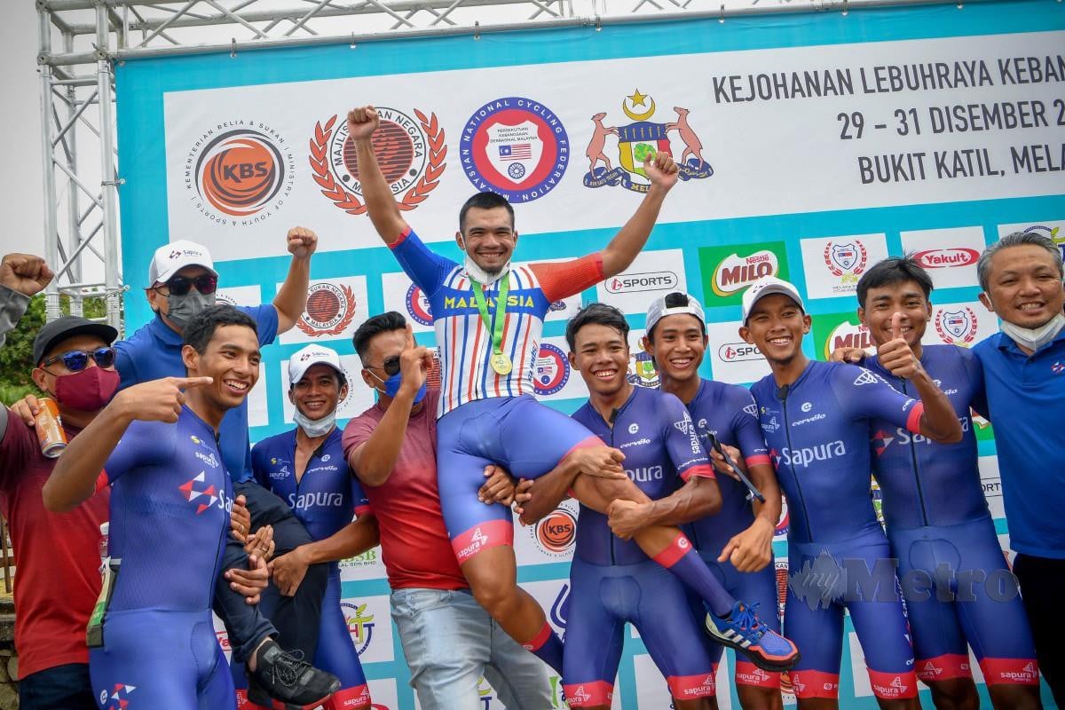 ATLET Team Sapura Cycling, Mohammad Saari (tengah) bersama pasukannya selepas menjuarai acara Lepas Beramai-ramai Lelaki Elit pada Kejohanan Berbasikal Lebuhraya Kebangsaan 2021, Bukit Katil, semalam. FOTO Bernama
