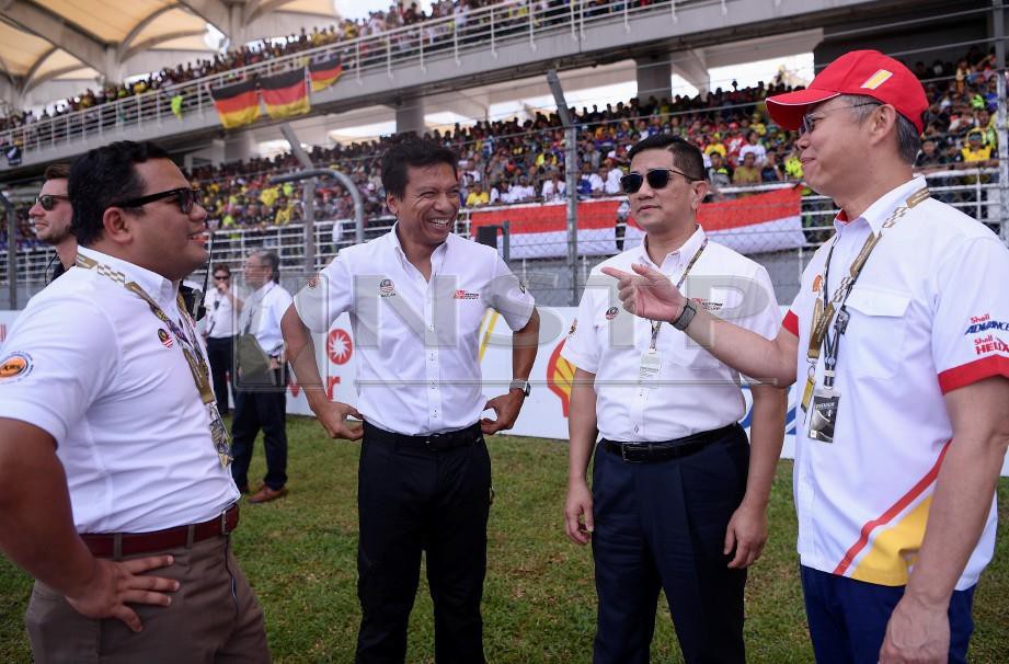 AZMIN Ali (dua dari kanan) bersama Razlan Razali (dua dari kiri), Menteri Besar Selangor Amiruddin Shari (kiri) dan Pengerusi Shell Malaysia Datuk Lain Lo (kanan) pada Grand Prix Malaysia 2018. -Foto BERNAMA