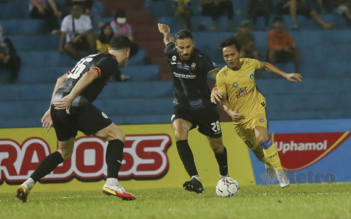 PEMAIN Sri Pahang FC, Muhamad Nor Azam (kanan) diasak pemain Sarawak United FC, pada saingan Liga Super 2022, di Stadium Darul Makmur, malam tadi. FOTO Farizul Hafiz Awang