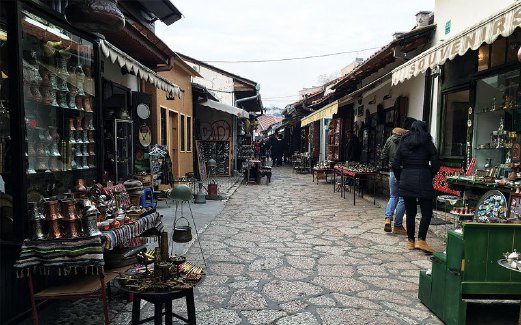 ANTARA lorong di bandar lama Sarajevo yang boleh ditemui pelbagai cenderahati murah.