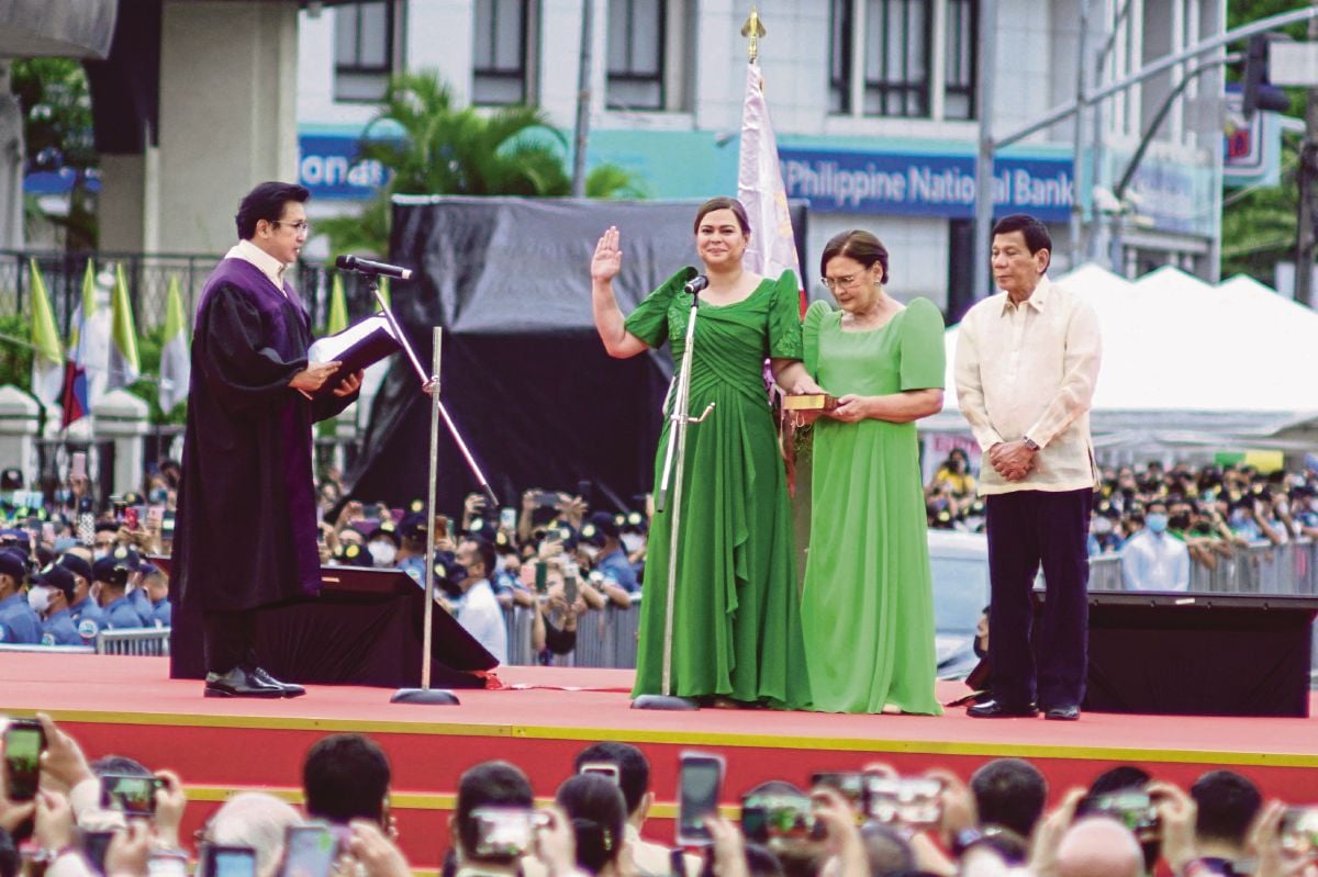 Sara Duterte (tengah) ketika upacara angkat sumpah sebagai naib presiden. FOTO AFP 
