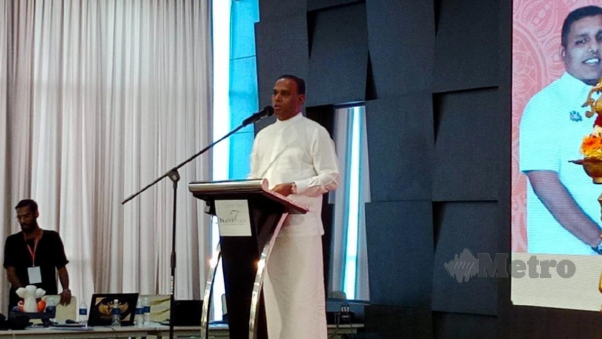 Datuk Seri M Saravanan ketika berucap di Seminar Kepimpinan dan Pengurusan Kuil Hindu Era Kecemerlangan yang diadakan di Puteri Harbour di sini, hari ini. FOTO Izz Laily Hussein