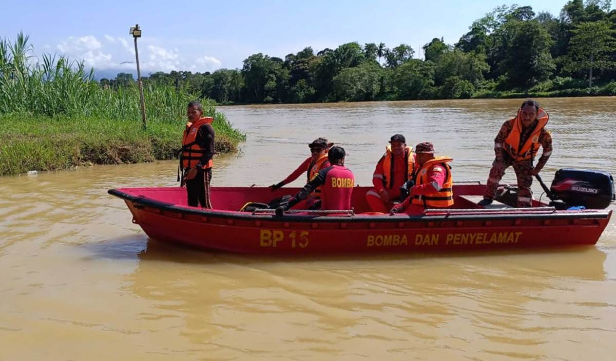 PASUKAN carilamat berusaha mencari seorang lelaki yang dikhuatiri lemas selepas terjatuh daripada bot yang dinaiki di Sungai Perak ketika pergi memancing bersama dua rakannya dalam kejadian di Kampung Sungai Jarau, Kati. FOTO Ihsan JBPM Perak.