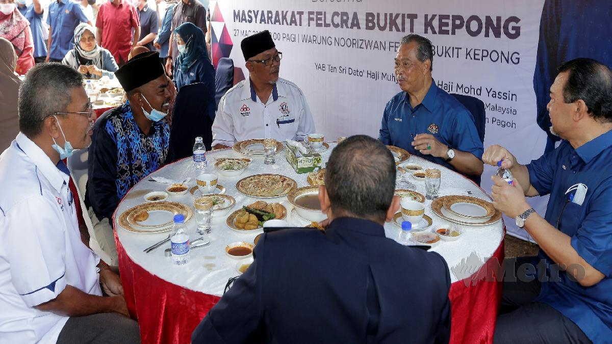 MUHYIDDIN beramah mesra dan bersarapan bersama masyarakat Felcra Bukit Kepong, Muar, Johor. FOTO Nur Aisyah Mazalan.