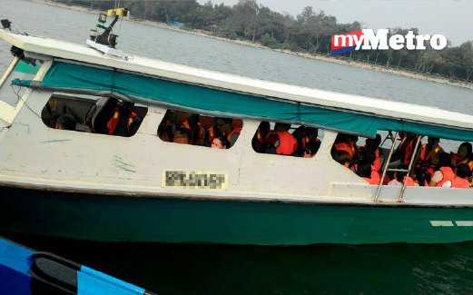 SEBUAH bot ditahan pasukan Polis Marin di laut Tanjung Harapan Pelabuhan Klang kerana membawa lebih penumpang.