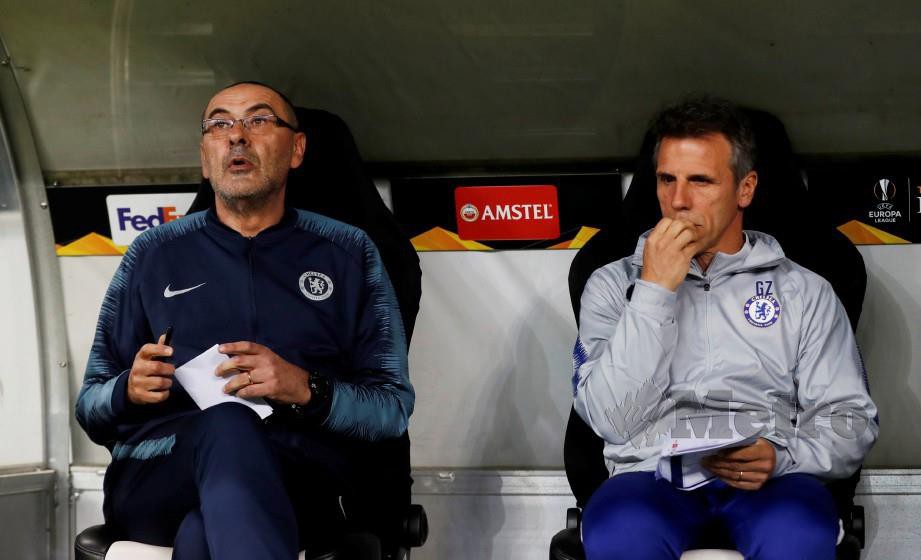 SARRI (kiri) berasakan Chelsea patut menang satu trofi musim ini. — FOTO Reuters