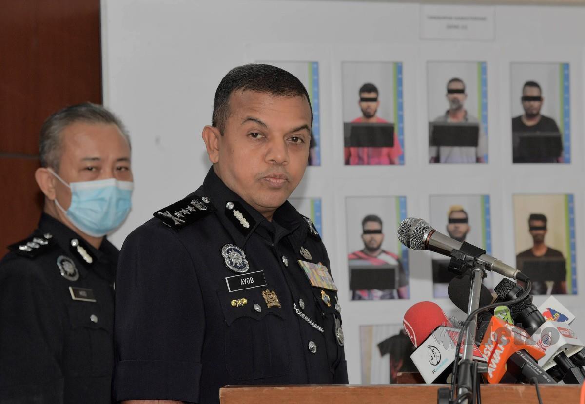 AYOB Khan pada sidang media kes pemerasan meminta mangsa membayar sejumlah hutang dengan kekerasan oleh seorang lelaki dipercayai bergelar Datuk Seri dan penahanan 10 ahli Kumpulan Geng 21 pada sidang media di Ibu Pejabat Polis Kontinjen Johor hari ini. FOTO BERNAMA