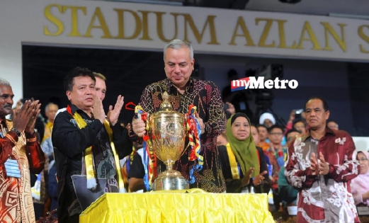 Sultan Perak, Sultan Nazrin Shah (kanan) meletakkan Piala Kejohanan sebagai simbolik Jubli Perak Piala Sultan Azlan Shah kali ke 25 di Stadium Azlan Shah Ipoh.FOTO NSTP/SUPIAN AHMAD