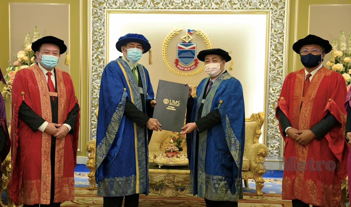 Yang Dipertua Negeri Sabah Tun Juhar Mahiruddin menyerahkan watikah pelantikan sebagai pro-Canselor Universiti Malaysia Sabah (UMS) kepada Ketua Menteri Sabah Datuk Seri Hajiji Noor di Istana Negeri Sabah hari ini. FOTO BERNAMA