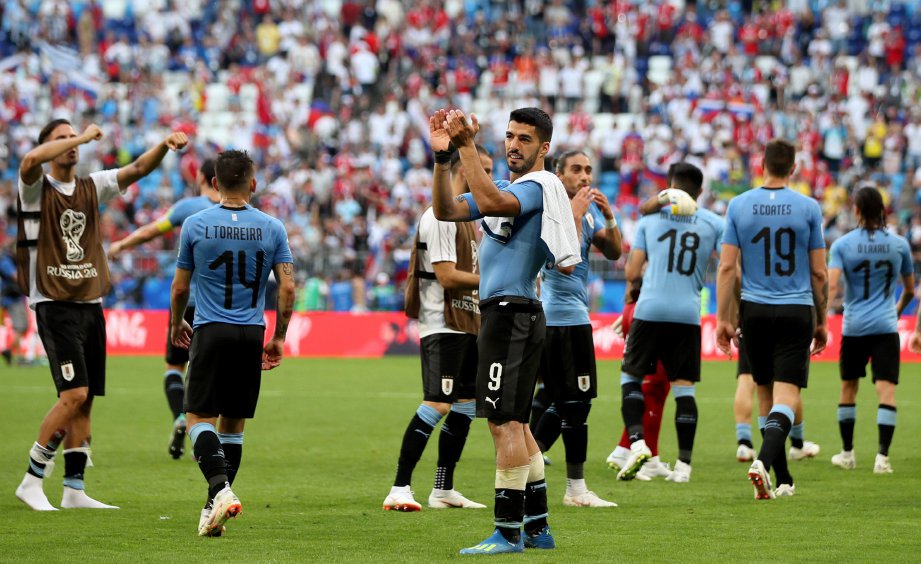 PEMAIN Uruguay meraikan kemenangan ke atas Russia. -Foto EPA