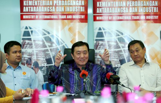 MENTERI II MITI, Datuk Seri Ong Ka Chuan (tengah), Penasihat Pelaburan kepada Menteri Besar, Datuk Toh Chin Yaw (kanan) dan Pengarah MITI Wilayah Kelantan dan Terengganu, Azran Deraman (kiri) di sidang media di Kuala Terengganu. FOTO Awadi Alias