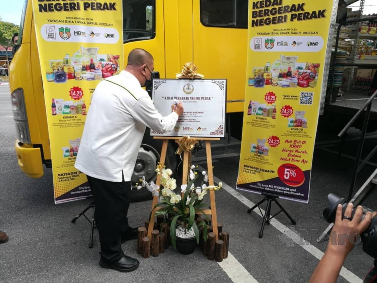 Menteri Besar Perak tanda tangan Pelancaran KBNP di Arena Square Dataran Lawin, Gerik. FOTO MOHD RASHIDI YUSUF.