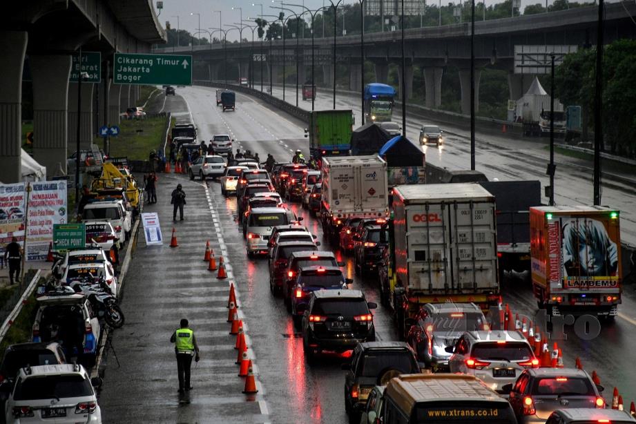 SEKATAN jalan raya sekitar Jakarta. FOTO AFP