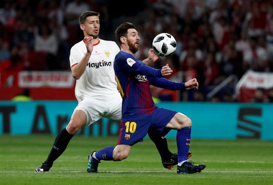 MESSI (kanan) cuba melepasi kawalan pemain Sevilla ketika aksi final Piala Raja Sepanyol. -Foto Reuters