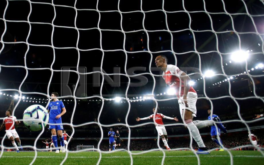 AUBAMEYANG (kanan) jaring gol kedua Arsenal. -Foto Reuters
