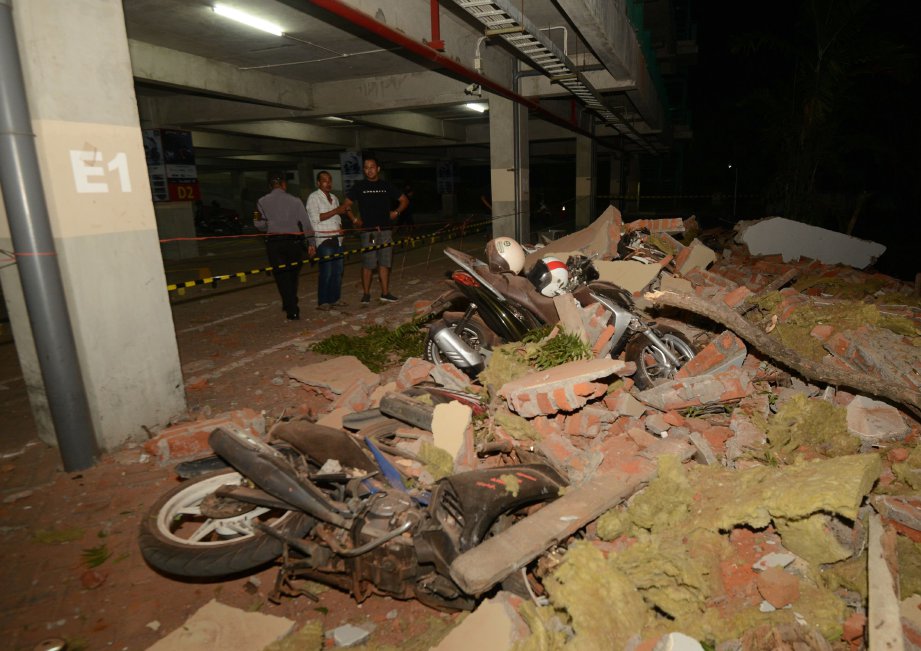 ANTARA kesan daripada gempa 7 skala Richter di Lombor. -Foto AFP