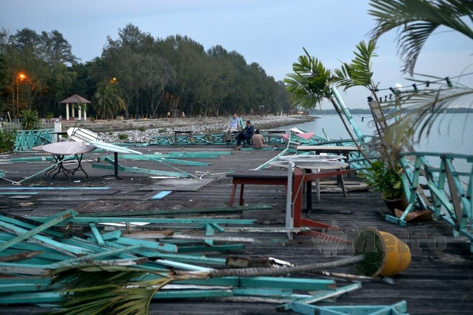 Keadaan restoran ikan bakar selepas dilanda ribut awal pagi semalam di Tanjung Harapan, Pelabuhan Klang. FOTO FAIZ ANUAR 