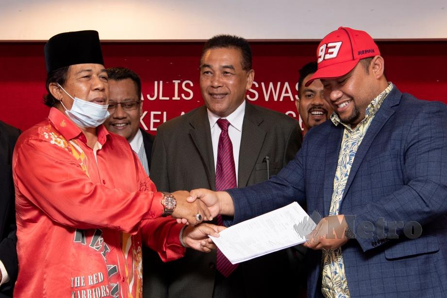 Presiden KAFA Datuk Shaari Mat Husin (tengah) menyaksikan timbalan presiden KAFA Datuk Seri Afandi Hamzah (kiri) dan  Norizam Tukiman (kanan) bertukar dokumen pada Majlis Penswastaan Kelab Bola Sepak TRW Kelantan FC. FOTO BERNAMA