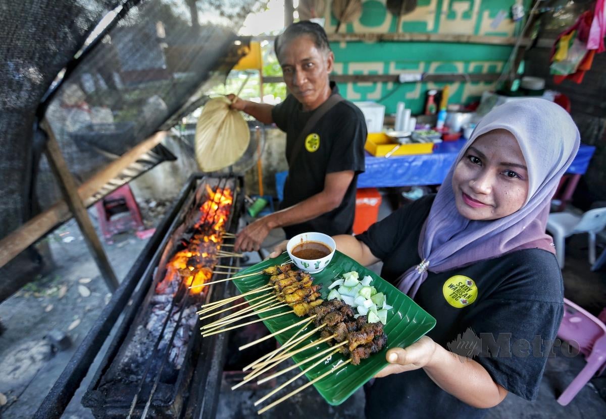 NORIZA  dan  Izzat  menunjukkan hidangan sate yang dijual digerainya di Taman Dato Lela Maharaja, Rembau.