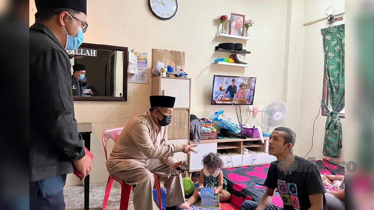 Tosrin menziarahi Zulkifli di rumahnya di PPR Taman Setia Indah, Johor Bahru hari ini. Foto Mary Victoria Dass