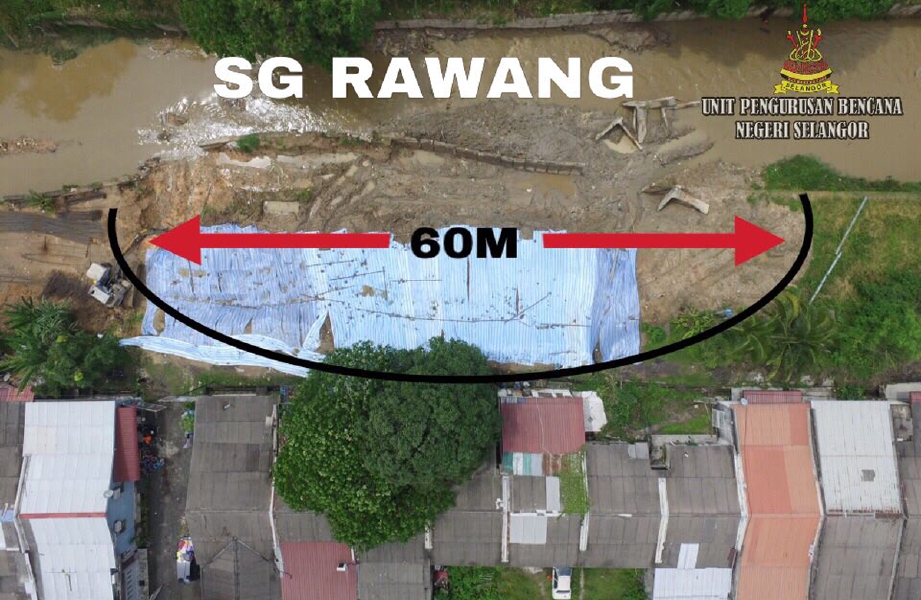 Rumah di Taman Bersatu, Rawang, yang terjejas akibat tebing Sungai Rawang runtuh petang semalam. - Foto Unit Pengurusan Bencana Selangor