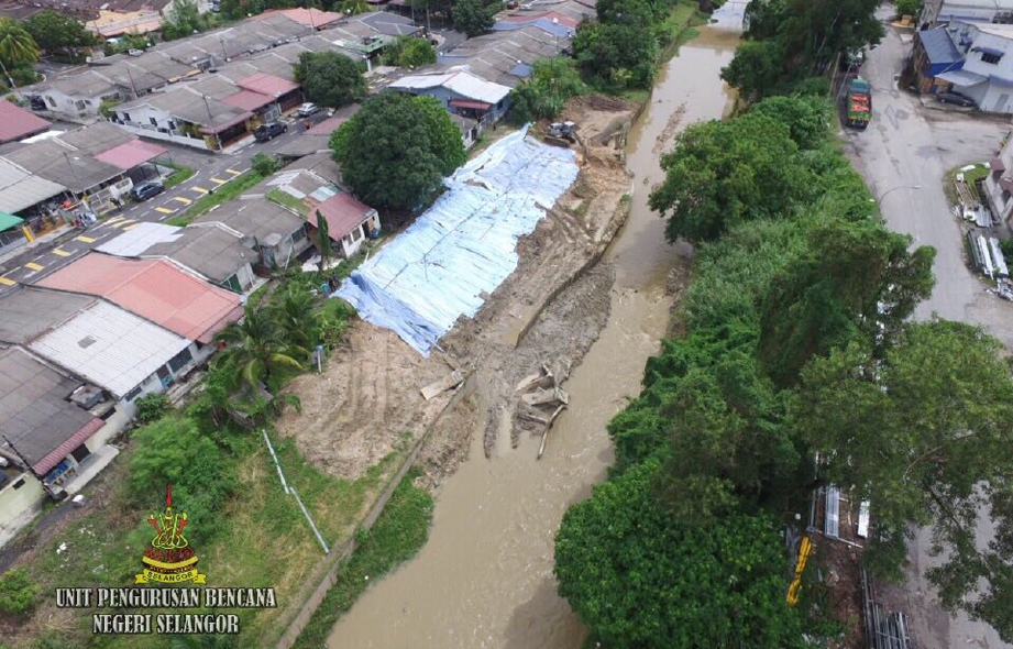 Keadaan tebing Sungai Rawang yang runtuh. - Foto Unit Pengurusan Bencana Selangor
