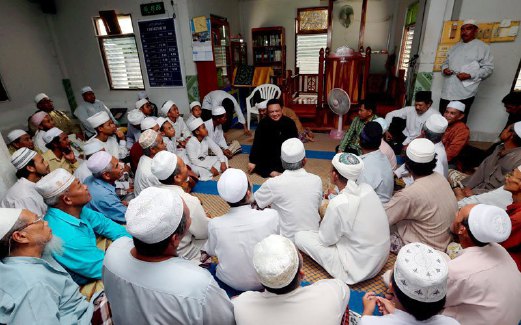 TUANKU Syed Faizuddin (tengah) beramah mesra bersama penduduk di Masjid Ban Puyu, Kampung Puyu, Satun.