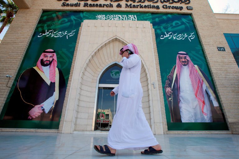 Poster Raja Salman (kanan) dan anaknya, Putera Mahkota Mohammed bin Salman di Riyadh. Mereka mengarahkan operasi pembersihan rasuah membabitkan kerabat diraja, menteri dan ahli perniagaan negara itu. - Foto REUTERS