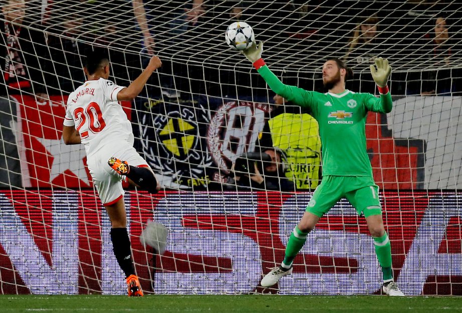 PENJAGA gol United, David De Gea menyelamatkan cubaan pemain Sevilla, Luis Muriel. - Foto REUTERS