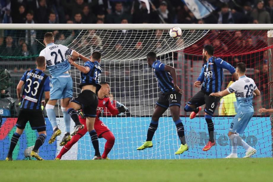 MILINKOVIC-SAVIC (dua kiri) menanduk masuk gol pertama Lazio. — FOTO EPA