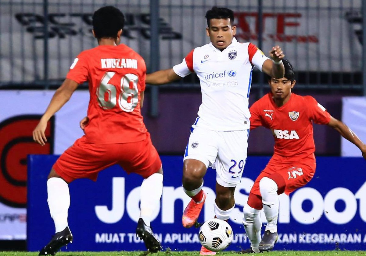 Safawi Rasid (tengah) dikawal pemain UiTM FC pada saingan Liga Super, Sabtu lalu. FOTO Ihsan Johor Southern Tiger