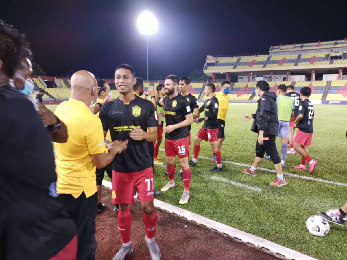 Pemain Sarawak United ceria raih tiga mata menewaskan Kuching City di Stadium Hang Jebat Paya Rumput. FOTO Nazri Abu Bakar