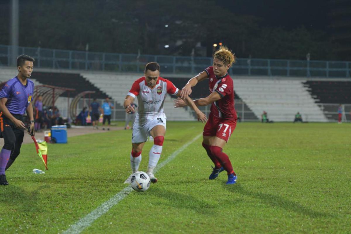 Penyerang Sarawak United FC, Norshahrul Idlan Talaha (kiri) cuba melepasi pemain KUFC pada aksi Liga Perdana di Stadium Sultan Ismail Nasiruddin Shah sebentar tadi. FOTO Sarawak United FC.