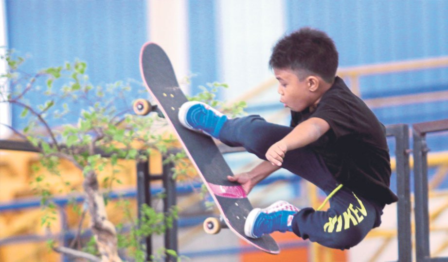 AKSI ‘Flying Skate’ terapung di udara ditampilkan Ian.
