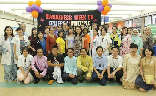 AHLI Persatuan Epilepsi Malaysia dan pesakit epilepsi bergambar kenangan sempena pameran.