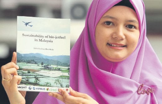 PEGAWAI Penyelidik UPM Norfaryanti Kamarudin menunjukkan buku kelestarian biojet bahan api di Malaysia.