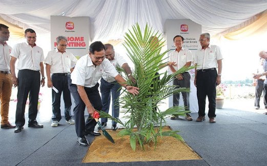 ABDUL Ghani menyodok tanah bagi penanaman anak pokok sawit Genom Terpilih sebagai tanda simbolik permulaan tanaman komersial pohon sawit berhasil tinggi Sime Darby Plantation.