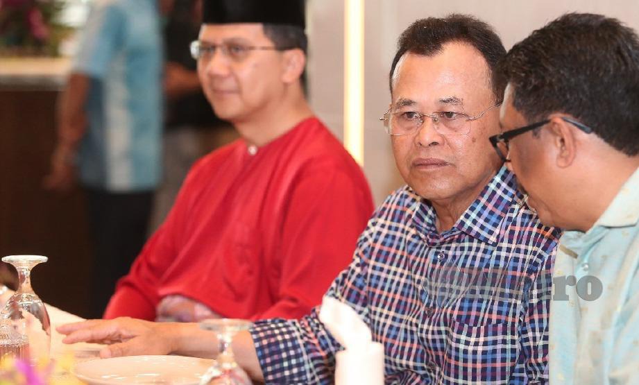  OSMAN berbual dengan Pengarah Tanah dan Galian Johor, Datuk Mohd Halim Hasbullah ketika majlis perasmian restoran hari ini. FOTO Mohd Azren Jamaludin 