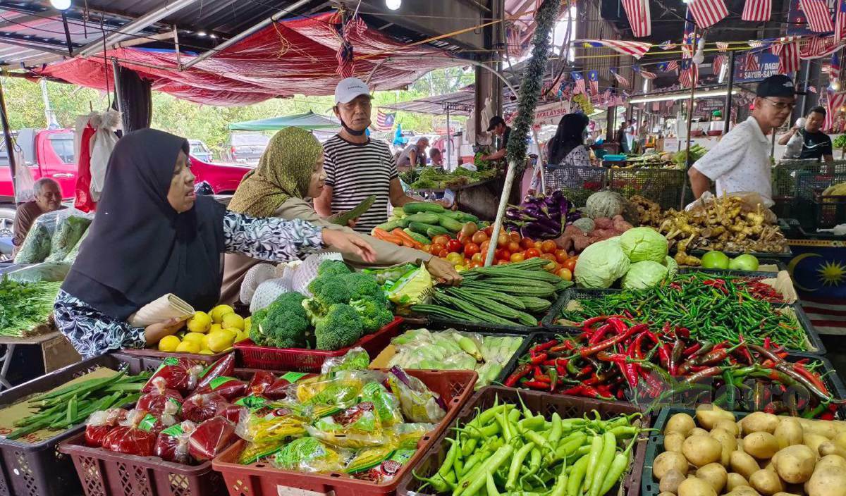 TINJAUAN harga sayur di Pasar Cabang Tiga. FOTO Faizul Azlan Razak
