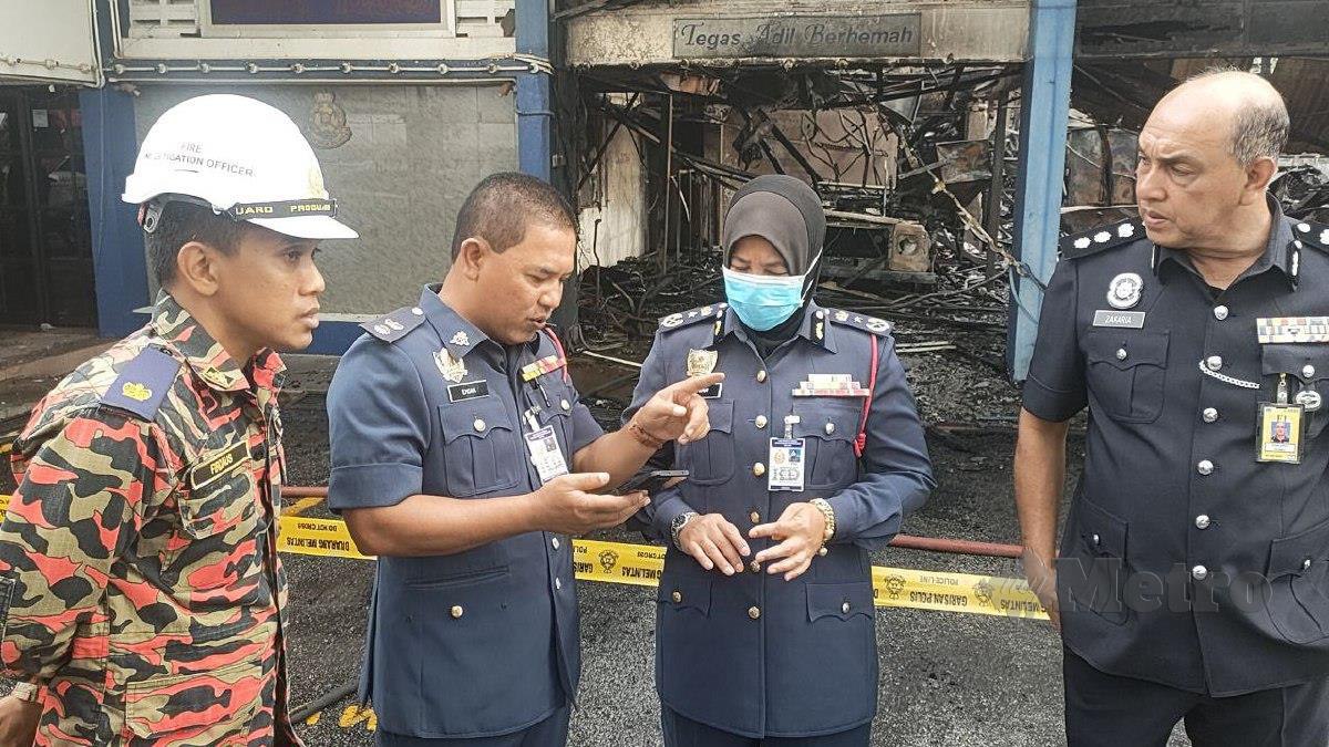 Sayani (dua dari kanan) ketika melawat lokasi kebakaran di bengkel kenderaan IPK Kedah. FOTO ZULIATY ZULKIFFLI