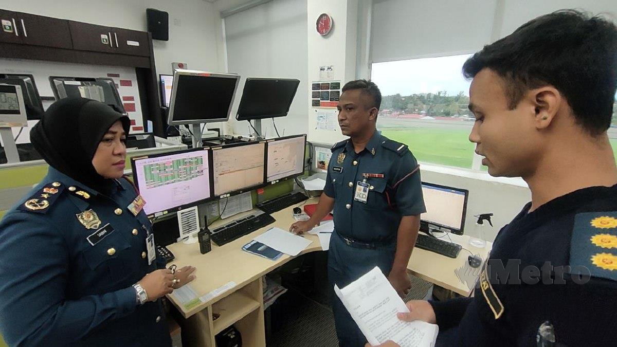 Sayani Saidon (kiri) mendengar taklimat mengenai maklumat berkaitan bencana Monsun Timur Laut di negeri dari daripada Ketua  Cawangan Pusat Gerakan Operasi JBPM Kedah, Penguasa Bomba Muhammad Izzat Othman (kanan). FOTO ZULIATY ZULKIFFLI