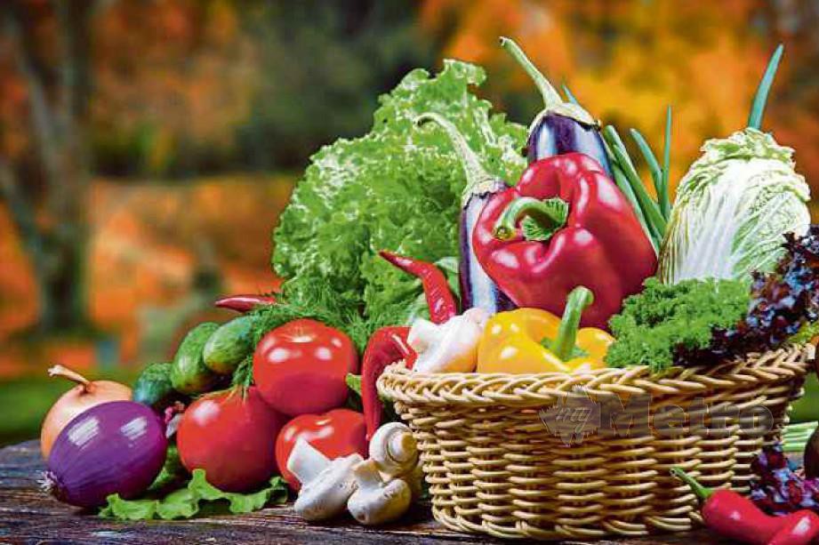PILIH buah berona terang dan sayuran hijau kerana lebih berkhasiat.