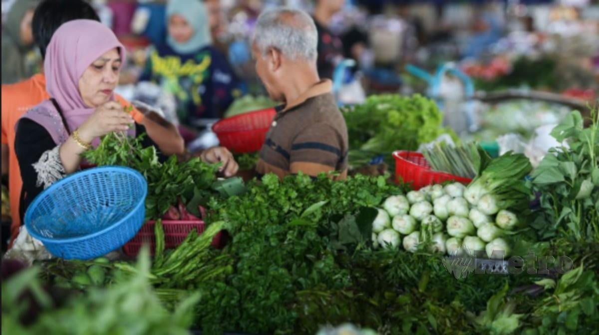 TINJAUAN harga sayur-sayuran di Pusat Transformasi Luar Bandar (RTC). FOTO Nik Abdullah Nik Omar.