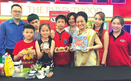 MOHANA (tiga dari kanan) berkongsi ilmu pemakanan sihat dengan kanak-kanak.