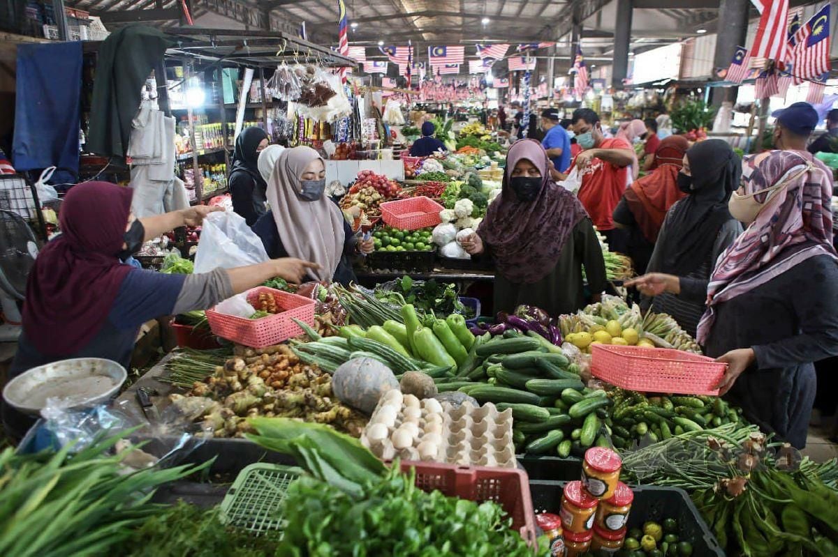 ORANG membeli sayur di Pasar Chabang Tiga. Tinjauan mendapati harga sayur-sayuran meningkat sehingga 50 peratus di negeri ini. FOTO GHAZALI KORI
