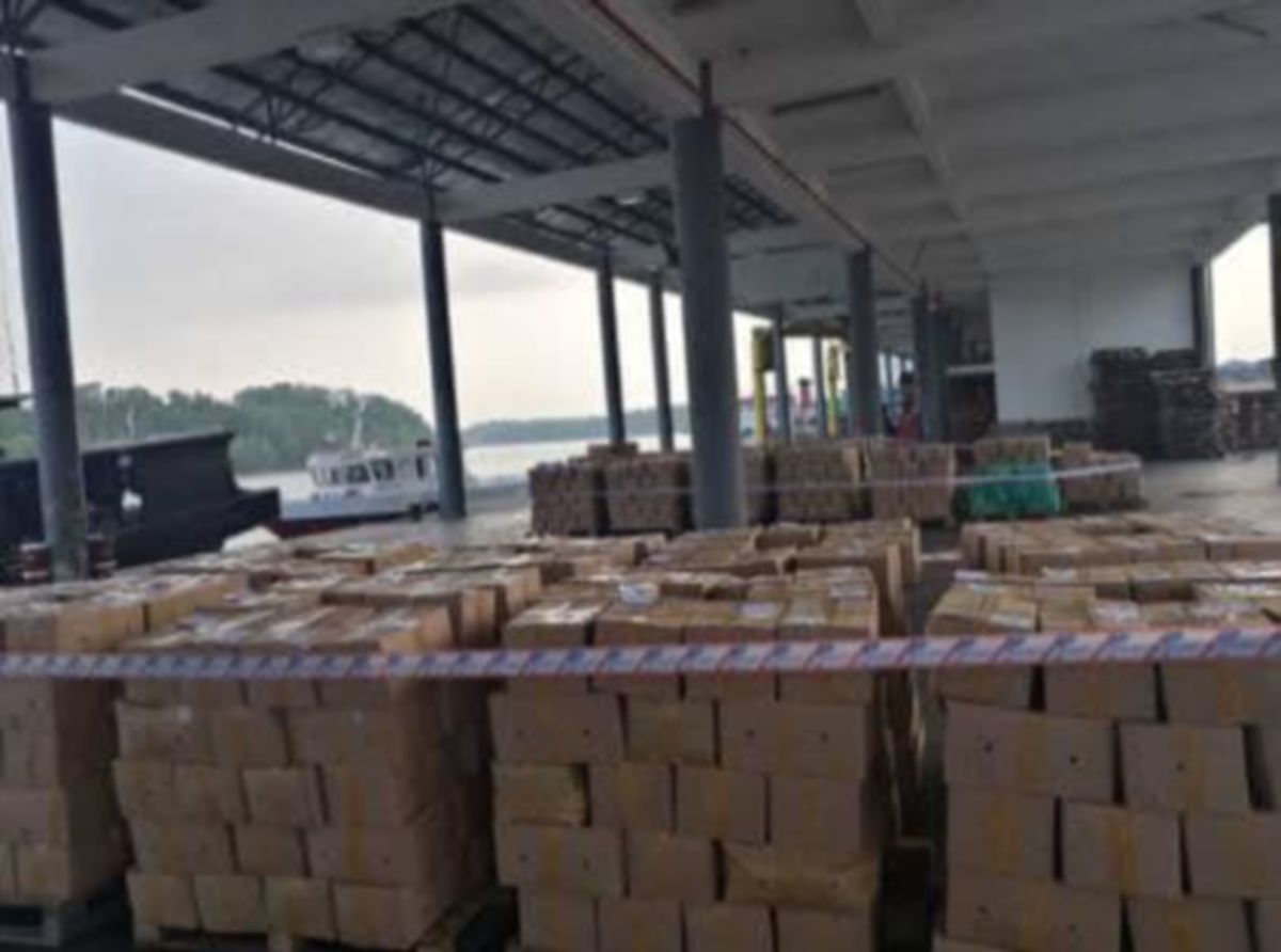 SEBAHAGIAN 24,728 kilogram keluaran pertanian yang ditahan MAQIS Melaka. FOTO IHSAN MAQIS