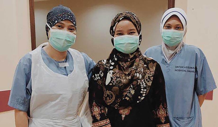 NUR Syahira bersama petugas perubatan HKL. FOTO Ihsan Nur Syahira Idris
